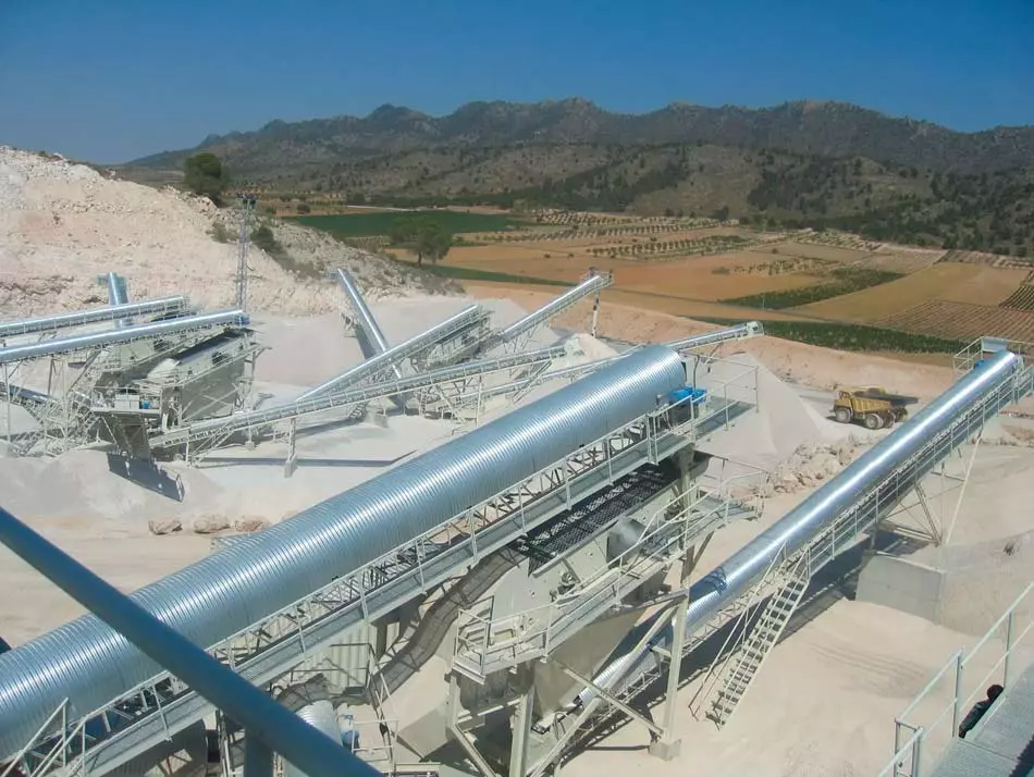 conveyor belt cover at quarry instalations Talleres ZB Gipuzkoa Spain